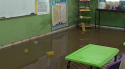 Acuden docentes y directivos a limpiar escuelas afectadas por inundación