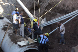 Rescatan a trabajadores de la construcción,  tras derrumbe