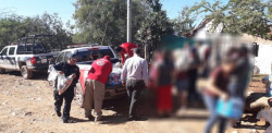 Policías Municipales apoyan a los habitantes de Camanaca