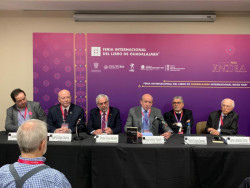 Presenta Guerra Liera libro en la FIL