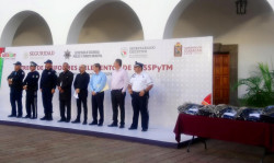 Entregan uniformes a elementos de la SSPyTM