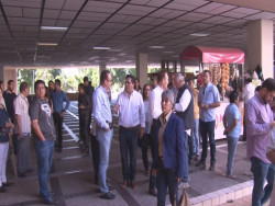 Se manifiestan textileros, no les han pagado confección de uniformes