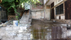 Fuga de agua en el callejón Colima