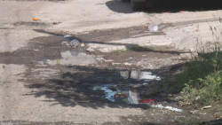 Baches por la  calle David Alfaro Siqueiros en el Fraccionamiento Prados Residencial