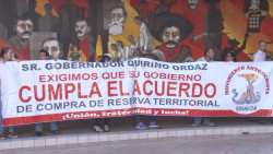 Se manifiestan en palacio de Gobierno integrantes de  Movimiento Antorchista