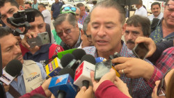 Teachers abordan al gobernador para pedirle solución  a la falta de pagos