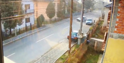 VIDEO: ¡Por un pelo! hombre se salva de ser arrollado por dos autos