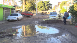 Fuga de agua y calles en mal estado en la Miguel de la Madrid