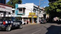 Choque entre automóvil y una patrulla de policía