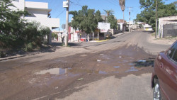 Muchos baches por la calle Guadalupe Victoria