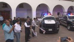 Entregan patrullas y nuevos Bandos de Policía y Gobierno