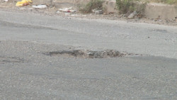 Baches y lámpara dañada en Montebello