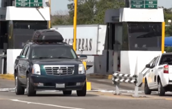 Bajo el flujo de paisanos en carreteras