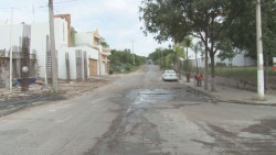 Calle del Pirul en Colinas de San Miguel con baches