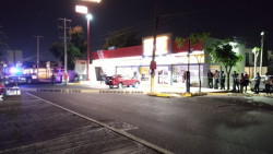 Asesinan a balazos a joven al salir de tienda de conveniencia