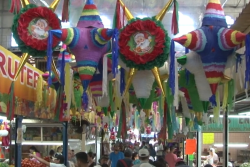 El espíritu navideño se apodera del mercado Pino Suárez