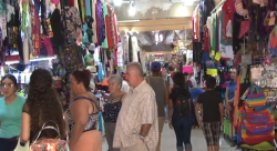 Sin descanso, pasarán fechas decembrinas vendedores de artesanías del mercado Pino Suárez