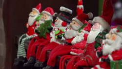 Cientos de Santa Claus conforman la colección de Maribel