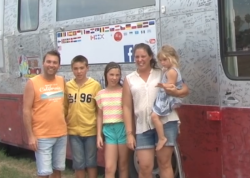 Desde Bélgica, familia llega al puerto a conocer la cultura y tradición.