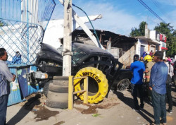 Accidente automovilístico deja cuatro lesionados