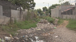 Calle en mal estado y arroyo con aguas negras en la colonia Esperanza