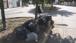 Bolsas de basura tapizan camellones y banquetas del Fraccionamiento Rancho Contento