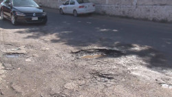Baches peligrosos sobre la Avenida Cruz Medina en la Colonia El Palmito