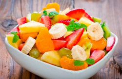 Alimentos como el huevo y las frutas pueden ayudar a combatir la resaca
