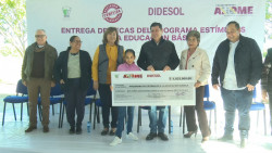 Entrega el municipio de Ahome estímulos económicos en educación