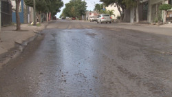 Fuga de agua por la calle Urales