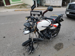 Accidente de motocicleta deja dos heridos