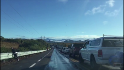 Quedan varados en caseta y se arma zafarrancho