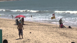 Pese a frío, turistas continúan en playas Mazatlecas