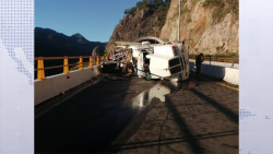 Vuelca trailer y afecta el tráfico en la Mazatlán- Durango