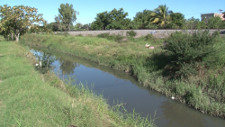 Aguas negras corren por canal pluvial