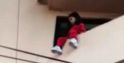 Rescatan a niña de 4 años de caer de un balcón; sus padres la dejaron sola