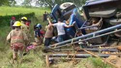 Hombre queda prensado en camión de carga