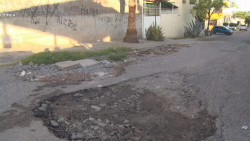 Calles en mal estado y basura en fraccionamiento Nakayama