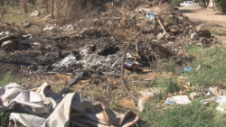 Basura y escombro invade calle en La Huizaches
