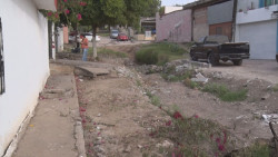Calle destruida y con basura en la Lázaro Cárdenas