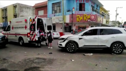 Choque entre camioneta y camión urbano