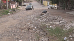 Dejan escombro en calles sin pavimentar
