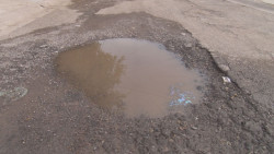 Muchos baches en el Fraccionamiento Paseo de los Arcos