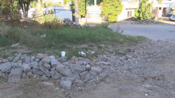 Calle leyes de reforma en mal estado y con escombro