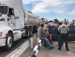 Productores bloquean la caseta de peaje San Miguel