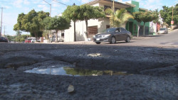 Los bache siguen invadiendo vialidades en Culiacán