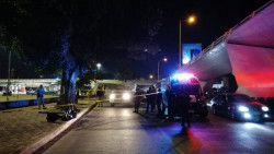 Localizan cuerpo sin vida envuelto en hules negros