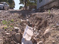 Piedras sueltas y basura por la calle Cerro del Salto