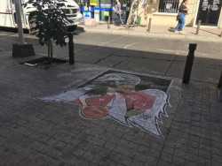 Artista urbano plasma pinturas en banquetas de Culiacán, destaca la de Kobe Bryant