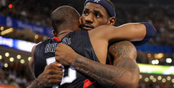LeBron James rinde tributo a Kobe Bryant con tremendo tatuaje